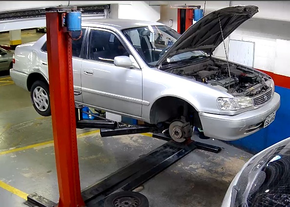 Toyota Corolla no elevador