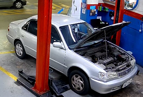 Toyota Corolla com capô aberto