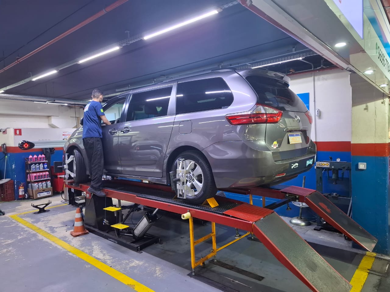Toyota Sienna em plataforma de alinhamento