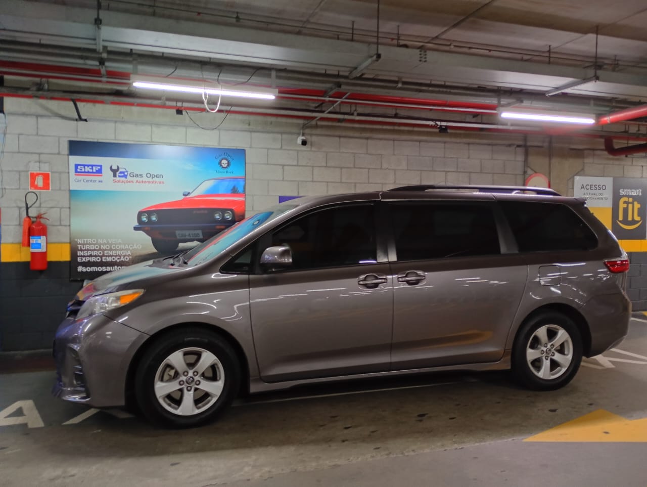 Toyota Sienna na oficina