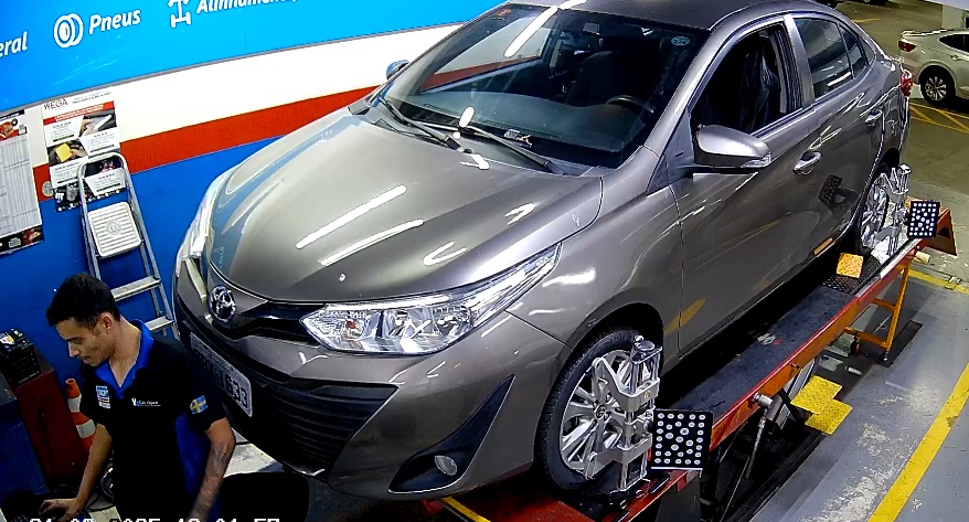 Toyota Yaris em alinhamento